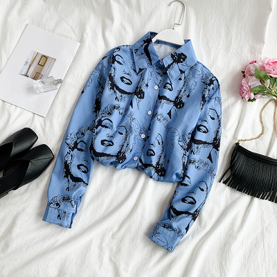 Cămașă modernă de damă cu aplicație în alb și albastru