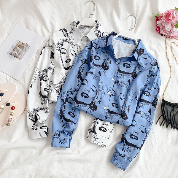 Cămașă modernă de damă cu aplicație în alb și albastru