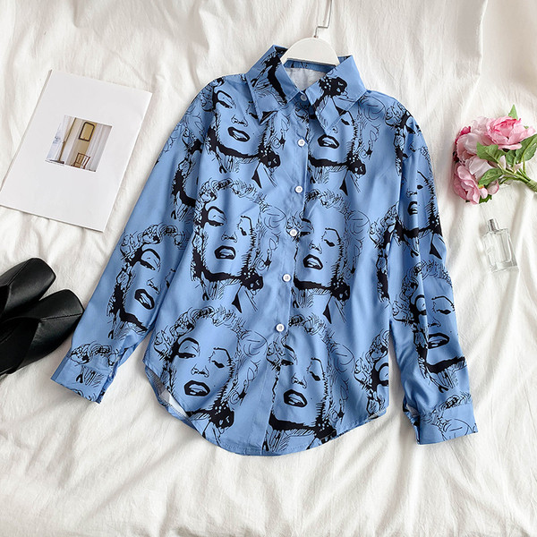 Cămașă modernă de damă cu aplicație în alb și albastru