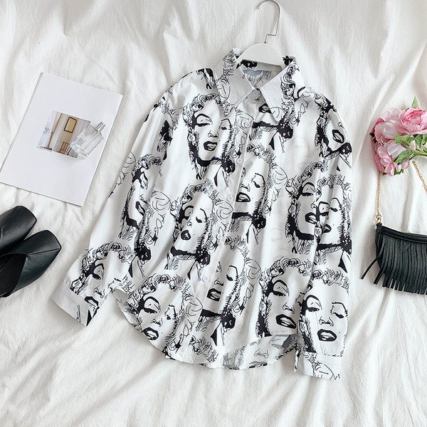 Cămașă modernă de damă cu aplicație în alb și albastru