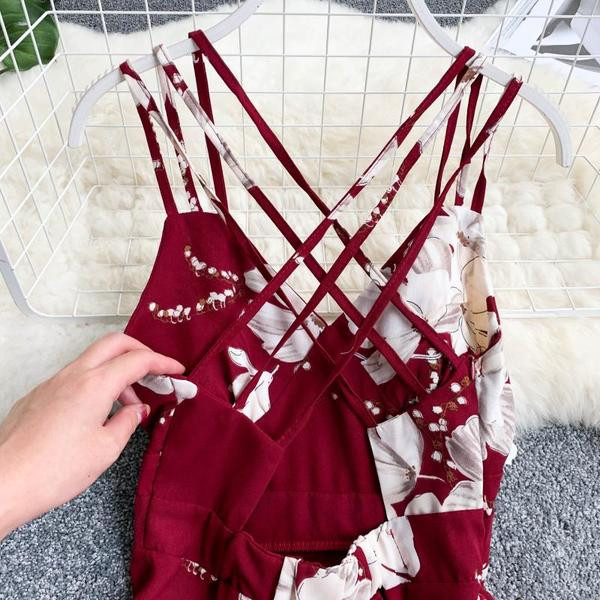 Stílusos női ruha pántokkal és virágmotívumokkal