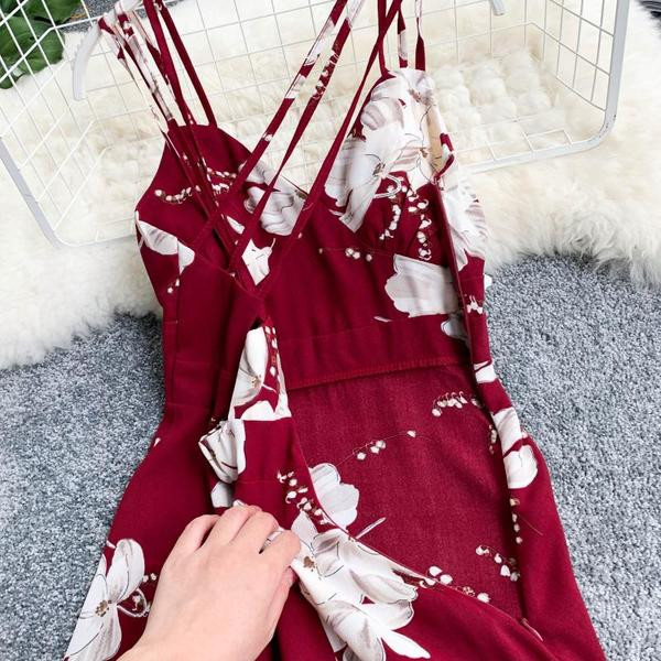 Stílusos női ruha pántokkal és virágmotívumokkal