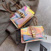 Modern női táska irizáló színekben, fém elemekkel, hosszú fémlánccal