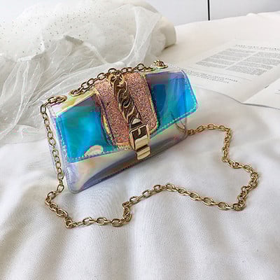 Modern női táska irizáló színekben, fém elemekkel, hosszú fémlánccal