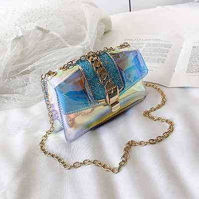 Modern női táska irizáló színekben, fém elemekkel, hosszú fémlánccal