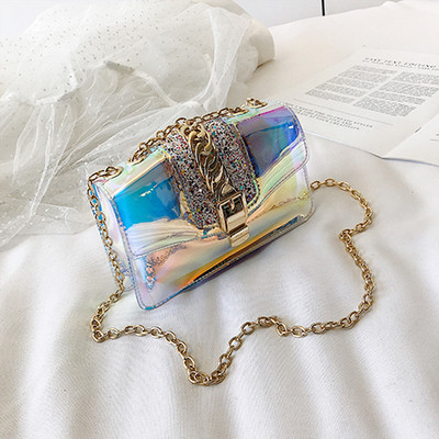 Modern női táska irizáló színekben, fém elemekkel, hosszú fémlánccal