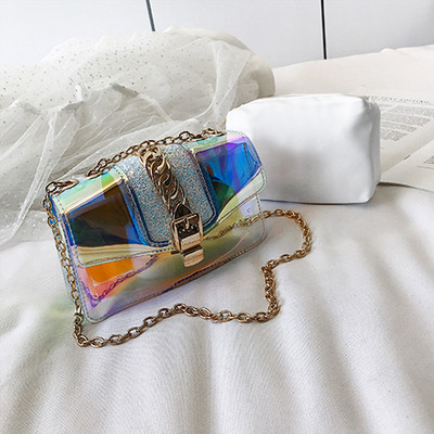 Modern női táska irizáló színekben, fém elemekkel, hosszú fémlánccal