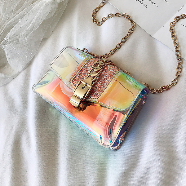 Modern női táska irizáló színekben, fém elemekkel, hosszú fémlánccal