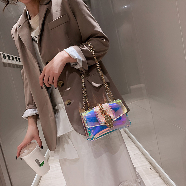 Modern női táska irizáló színekben, fém elemekkel, hosszú fémlánccal