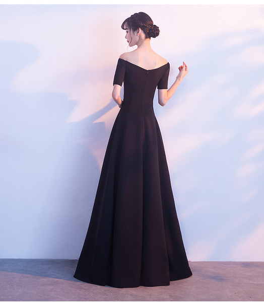 Stílusos női hosszú fekete ruha