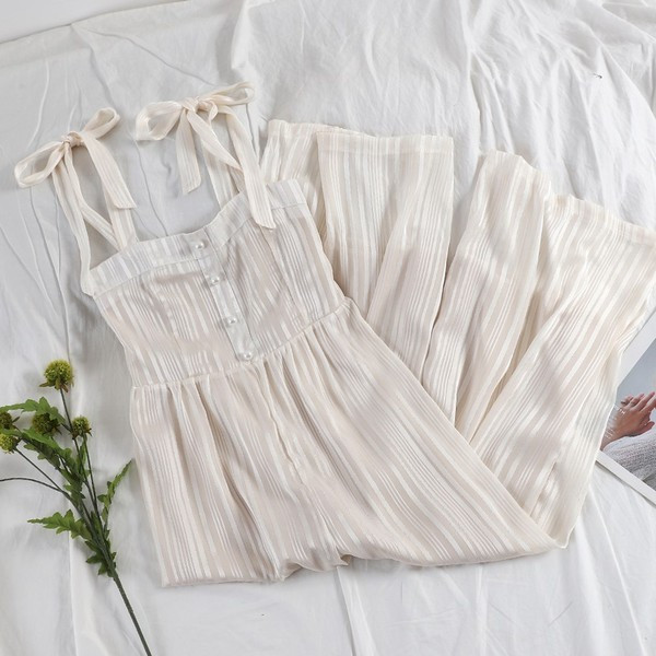 Κομψές γυναικείες φόρμες σε τρία χρώματα με κουμπιά και ιμάντες