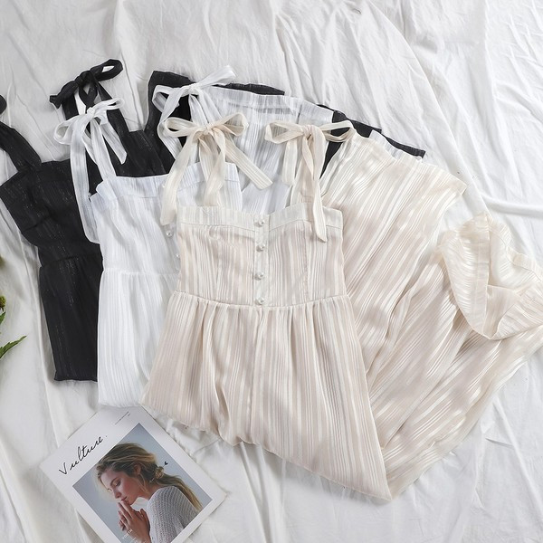 Κομψές γυναικείες φόρμες σε τρία χρώματα με κουμπιά και ιμάντες