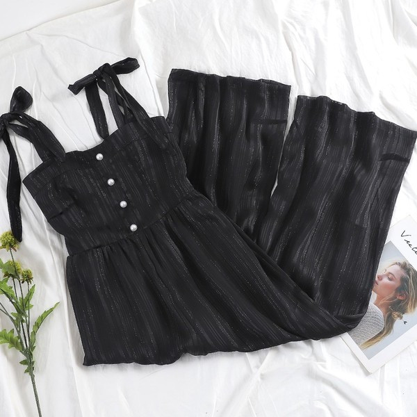 Κομψές γυναικείες φόρμες σε τρία χρώματα με κουμπιά και ιμάντες