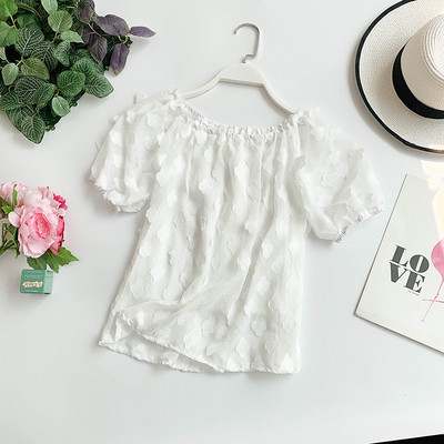 Γυναικεία μπλούζα με τρισδιάστατο στοιχείο και κοντό μανίκι