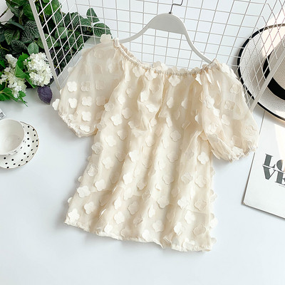 Γυναικεία μπλούζα με τρισδιάστατο στοιχείο και κοντό μανίκι