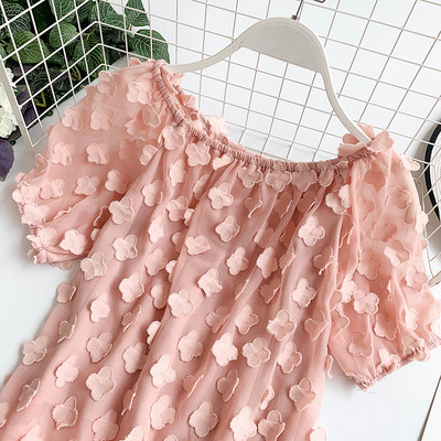 Γυναικεία μπλούζα με τρισδιάστατο στοιχείο και κοντό μανίκι