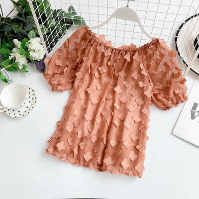 Γυναικεία μπλούζα με τρισδιάστατο στοιχείο και κοντό μανίκι