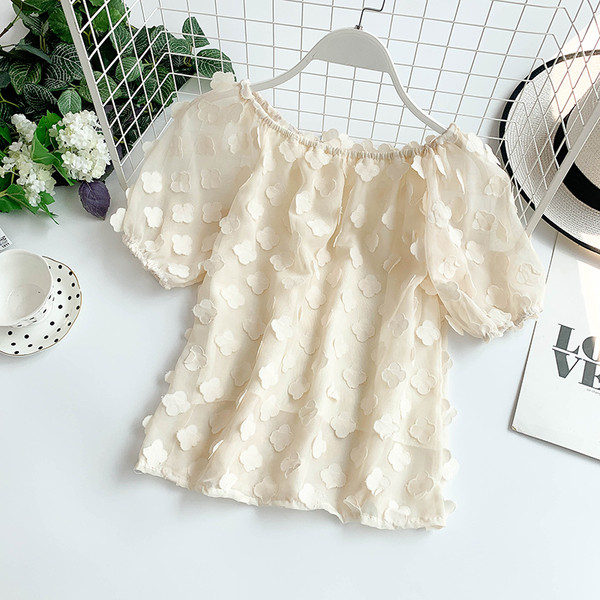 Γυναικεία μπλούζα με τρισδιάστατο στοιχείο και κοντό μανίκι