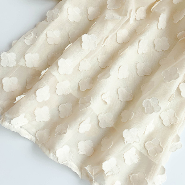 Γυναικεία μπλούζα με τρισδιάστατο στοιχείο και κοντό μανίκι