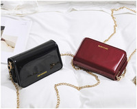 Modern mini női táska négy színben lakkozott eco bőrből, hosszú fémlánccal