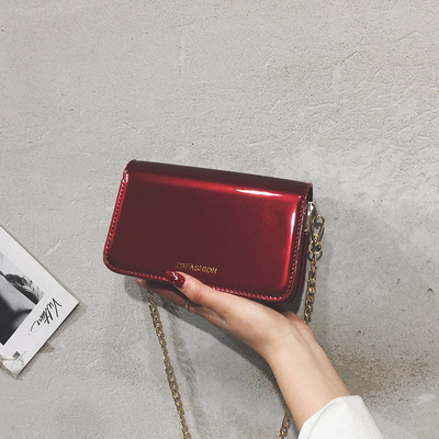 Modern mini női táska négy színben lakkozott eco bőrből, hosszú fémlánccal