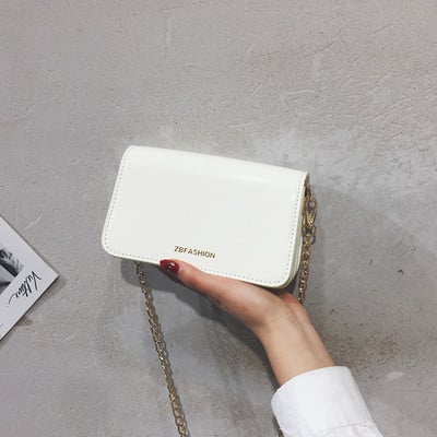 Modern mini női táska négy színben lakkozott eco bőrből, hosszú fémlánccal