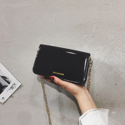 Modern mini női táska négy színben lakkozott eco bőrből, hosszú fémlánccal