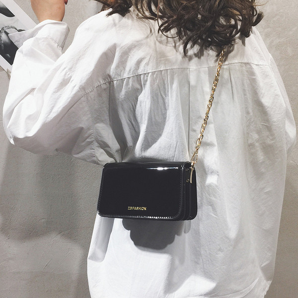 Modern mini női táska négy színben lakkozott eco bőrből, hosszú fémlánccal