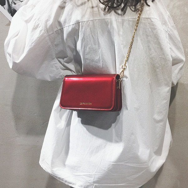 Modern mini női táska négy színben lakkozott eco bőrből, hosszú fémlánccal