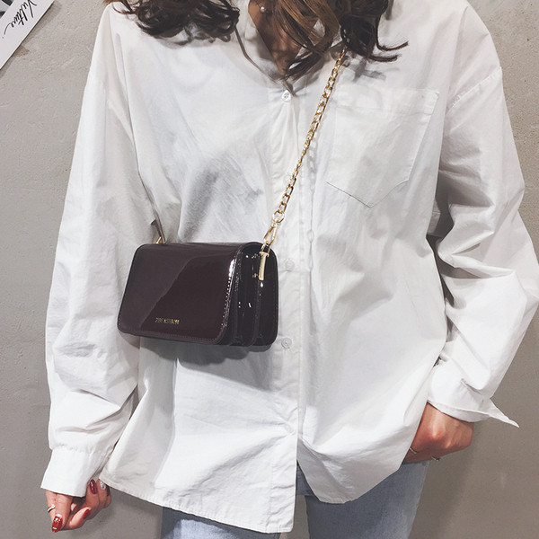 Modern mini női táska négy színben lakkozott eco bőrből, hosszú fémlánccal