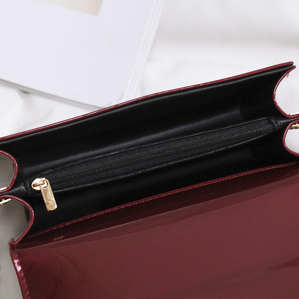 Modern mini női táska négy színben lakkozott eco bőrből, hosszú fémlánccal