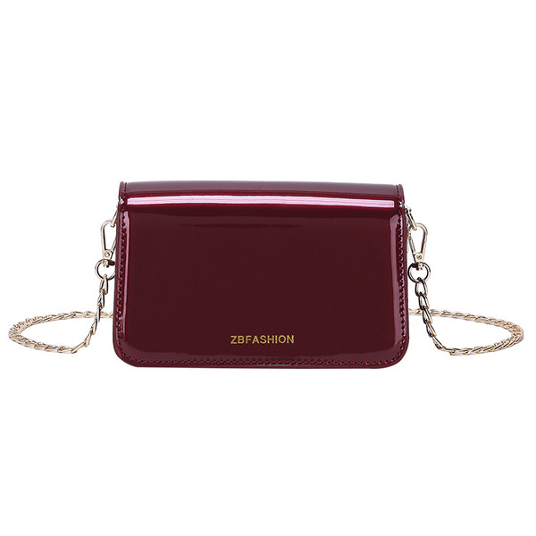 Modern mini női táska négy színben lakkozott eco bőrből, hosszú fémlánccal