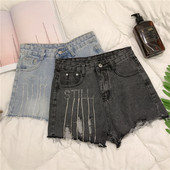 Modern női rövid farmernadrág két színben kövekkel, szakadt motívumokkal