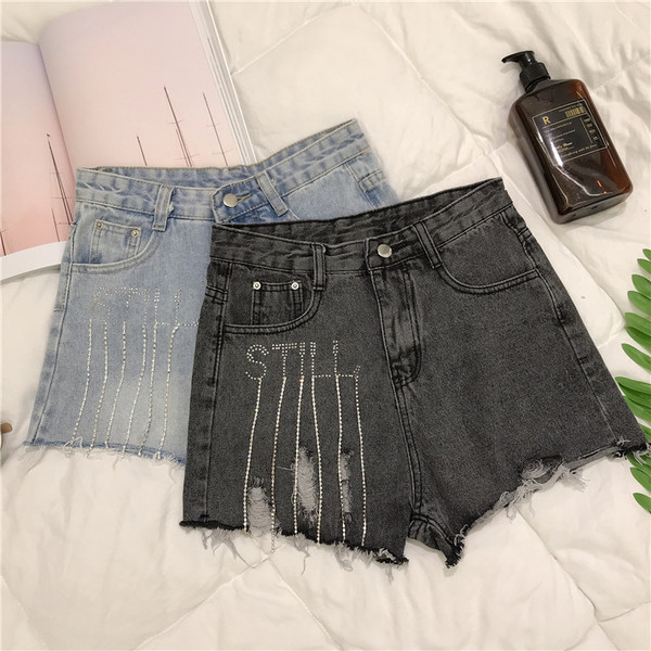 Modern női rövid farmernadrág két színben kövekkel, szakadt motívumokkal