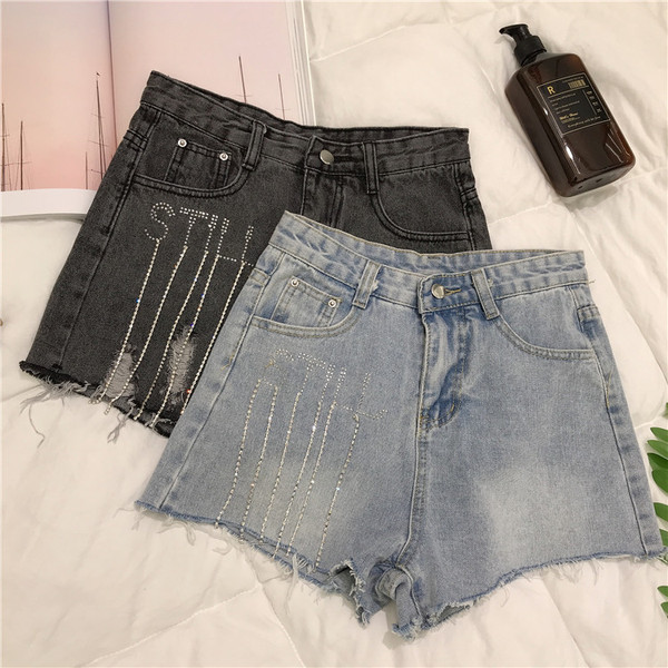 Modern női rövid farmernadrág két színben kövekkel, szakadt motívumokkal