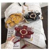 Stílusos női táska négy színben 3D fém elemekkel és hosszú fémlánccal