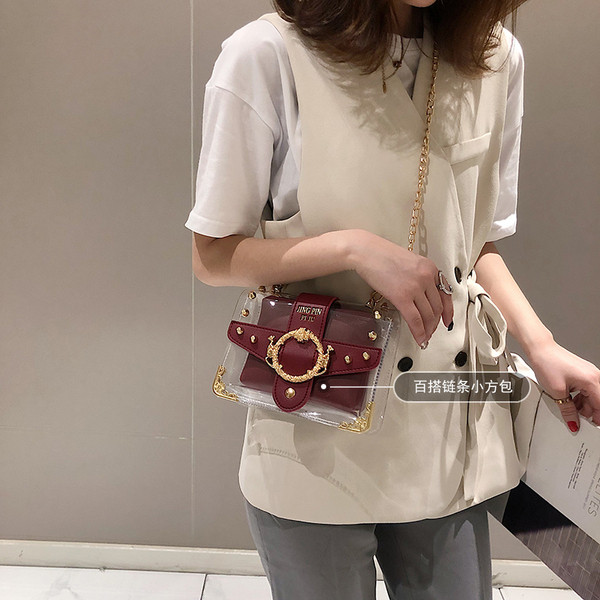 Stílusos női táska négy színben 3D fém elemekkel és hosszú fémlánccal