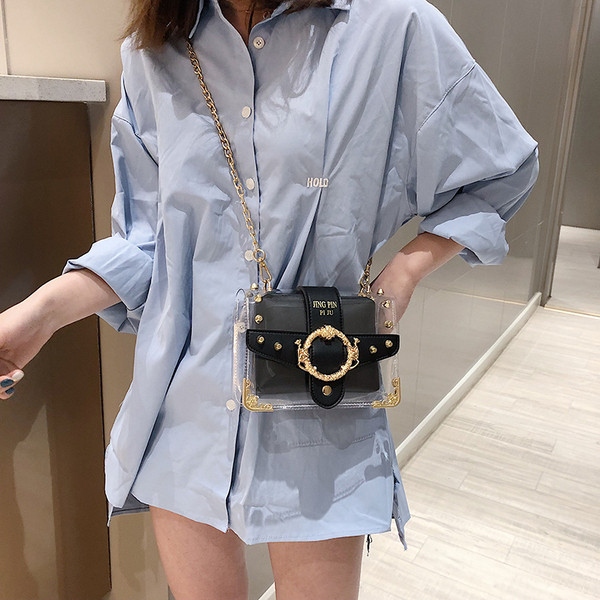 Stílusos női táska négy színben 3D fém elemekkel és hosszú fémlánccal