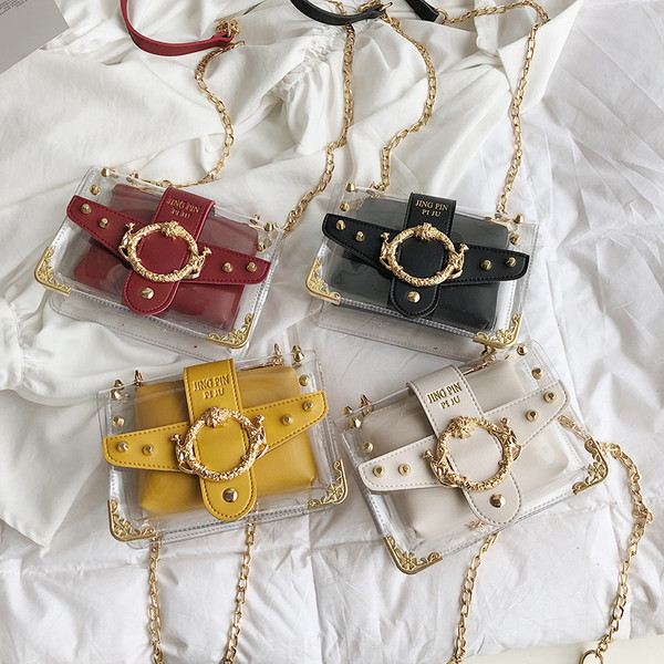 Stílusos női táska négy színben 3D fém elemekkel és hosszú fémlánccal