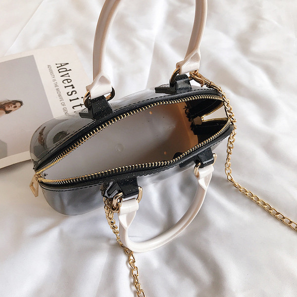 Geanta eleganta din piele lacuita in cinci culori, cu manere scurte si lungi