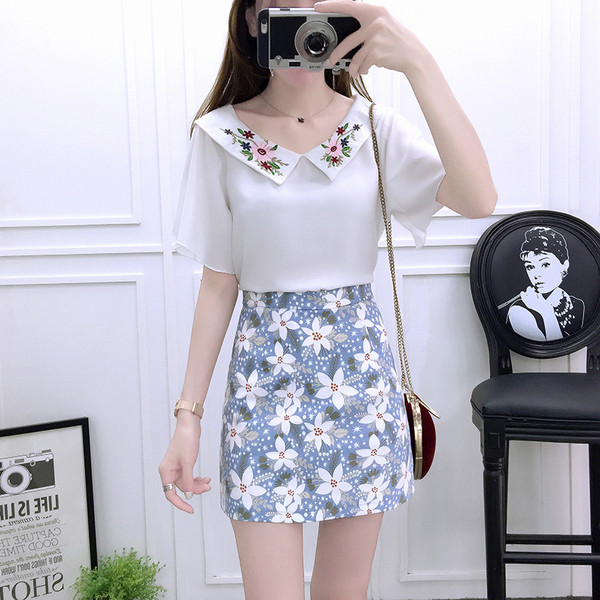 Modern női kétrészes szett hímzéssel