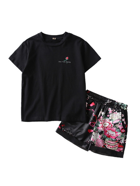 Gyerekkészlet lányoknak fekete ruhában, virágmotívumokkal