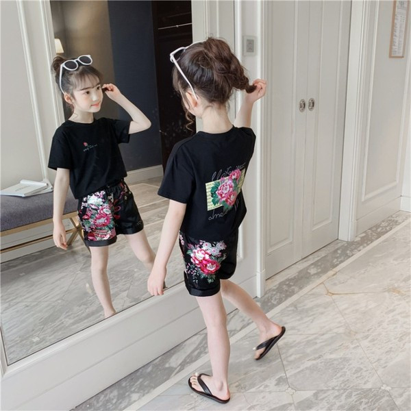 Gyerekkészlet lányoknak fekete ruhában, virágmotívumokkal