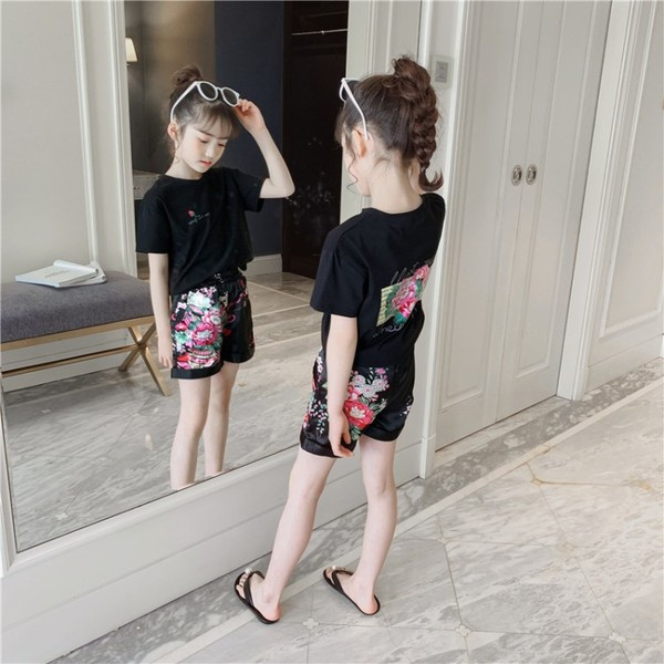 Gyerekkészlet lányoknak fekete ruhában, virágmotívumokkal