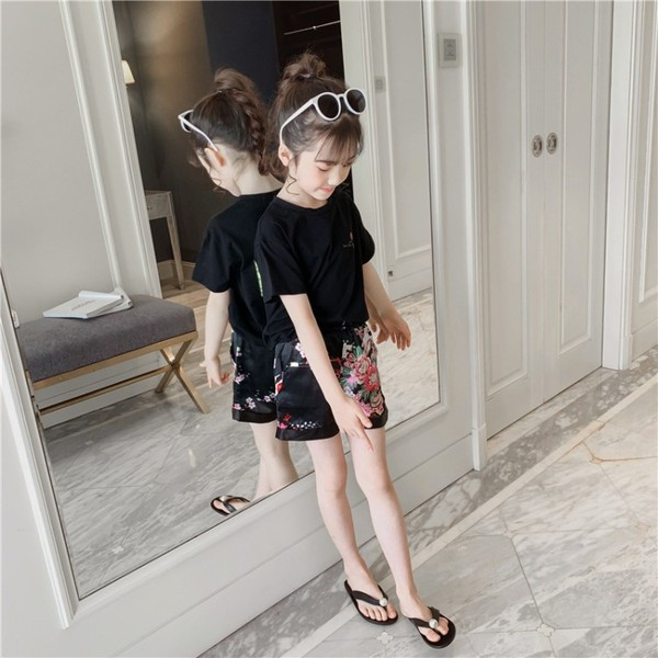 Gyerekkészlet lányoknak fekete ruhában, virágmotívumokkal