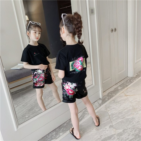 Gyerekkészlet lányoknak fekete ruhában, virágmotívumokkal