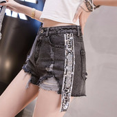 Modern női rövid farmer flitterekkel és szakadt motívumokkal, fekete színben