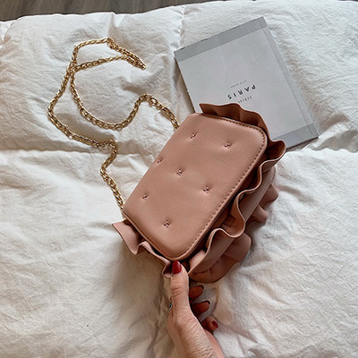 Μοντέρνα γυναικεία τσάντα σε πέντε χρώματα με μεταλλική αλυσίδα