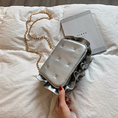 Μοντέρνα γυναικεία τσάντα σε πέντε χρώματα με μεταλλική αλυσίδα