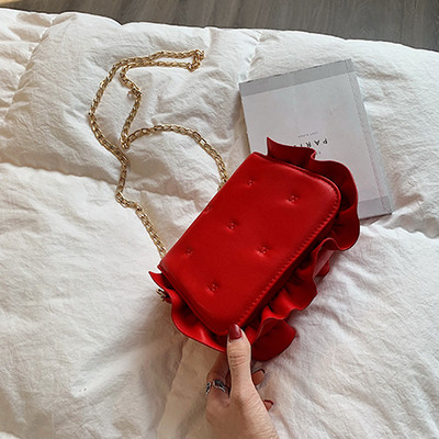 Μοντέρνα γυναικεία τσάντα σε πέντε χρώματα με μεταλλική αλυσίδα